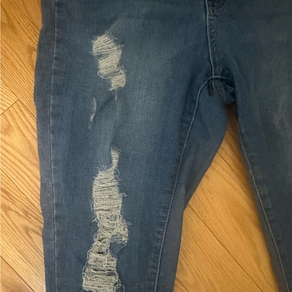 Distressed jeggings with lots of stretch - Picture 2 of 3